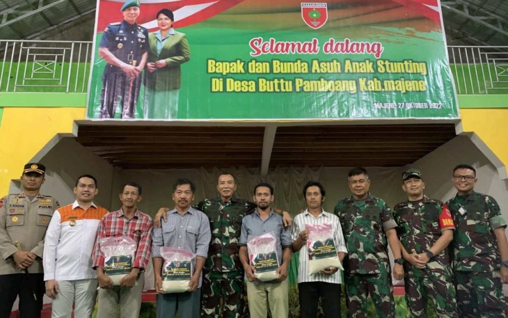 Pangdam Hasanuddin Mayjen TNI Dr. Totok Imam Santoso bersama warga di lokasi TMMD 115 di Buttu Pamboang Kabupaten Majene
