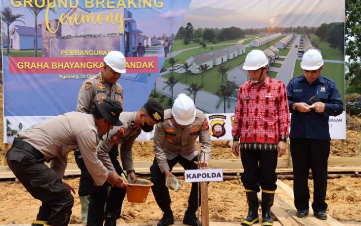 Kapolda Kalbar Irjen Pol Drs Suryanbodo Asmoro saat peletakan batu pertama pembangunan Graha Bhayangkara Landak 