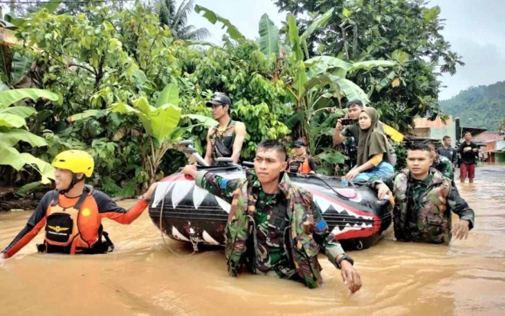 Evakuasi warga terjebak banjir di Pesawaran Lampung