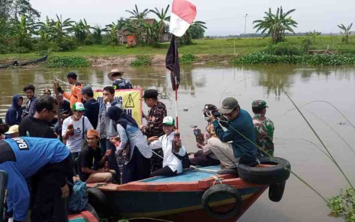 Aksi pemuda peduli lingkungan sungai  