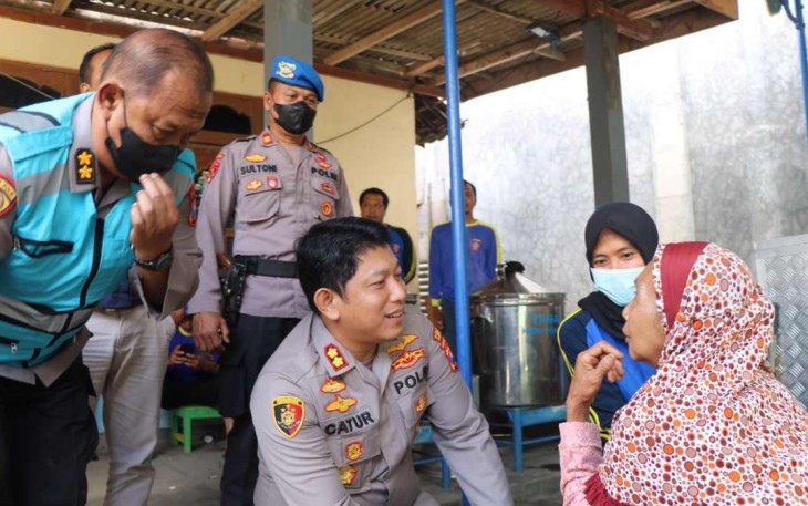 Kapolres Ponorogo AKBP Catur Cahyono Wibowo saat sambangi pengungsi bencana tanah longsor