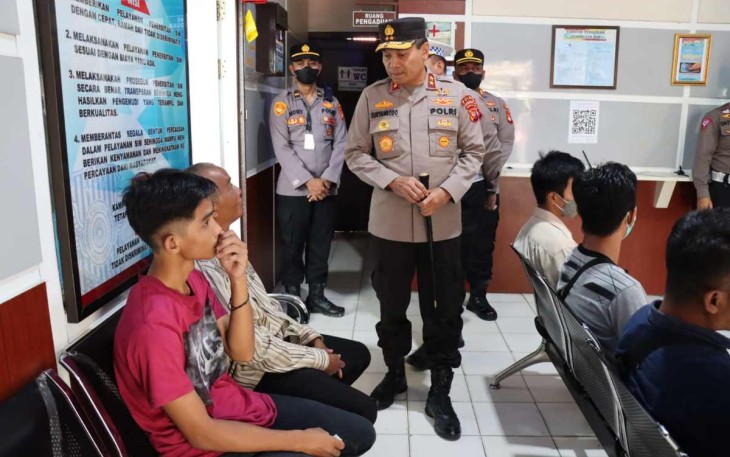 Kapolda Kalbar Irjen Pol Drs Suryanbodo Asmoro saat menyapa pemohon SIM di Satpas SIM Polres Landak 