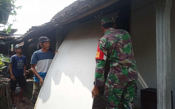 Gotong royong bersama masyarakat binaannya