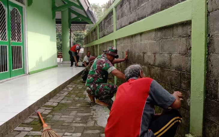 Gotong royong bersihkan lingkungan masjid