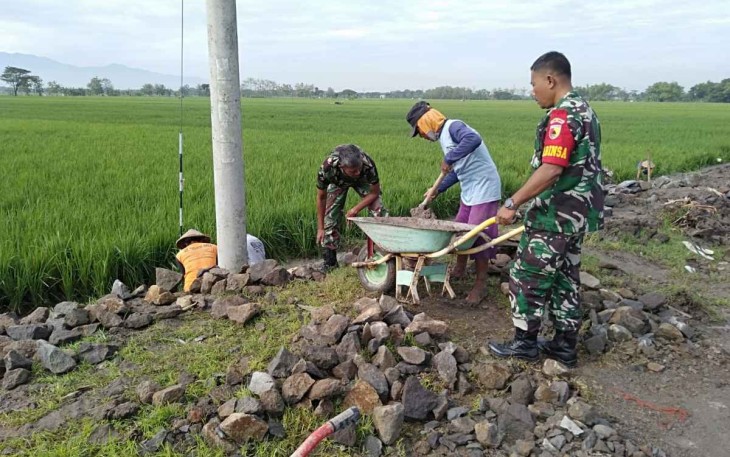 Gotong-royong bangun talud irigasi 
