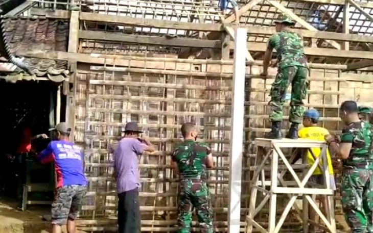 Gotong-royong bantu rehab rumah warga binaan 