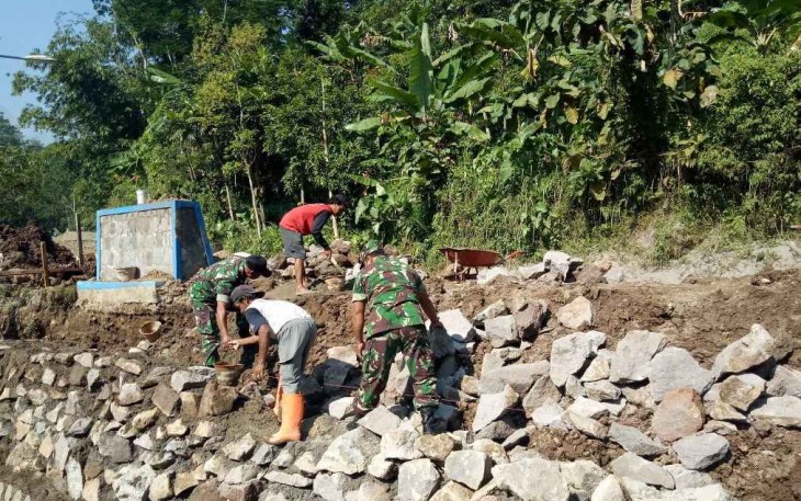Bangun talud bersama warga binaan