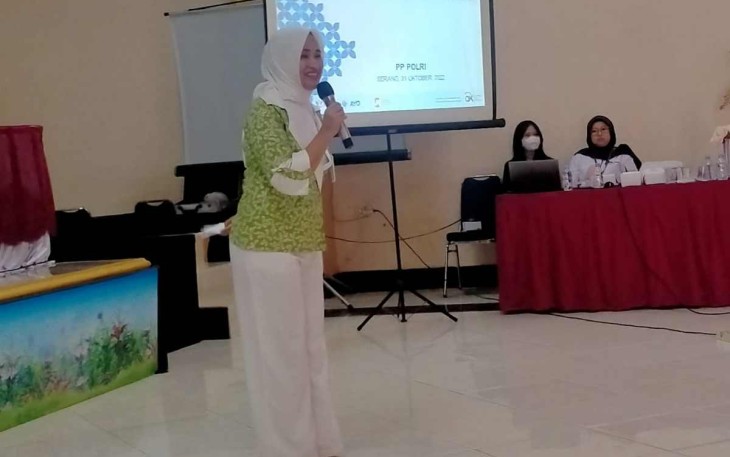 Rini narasumber Bank Woori Saudara 1906 Tbk saat memberikan sosialisasi 