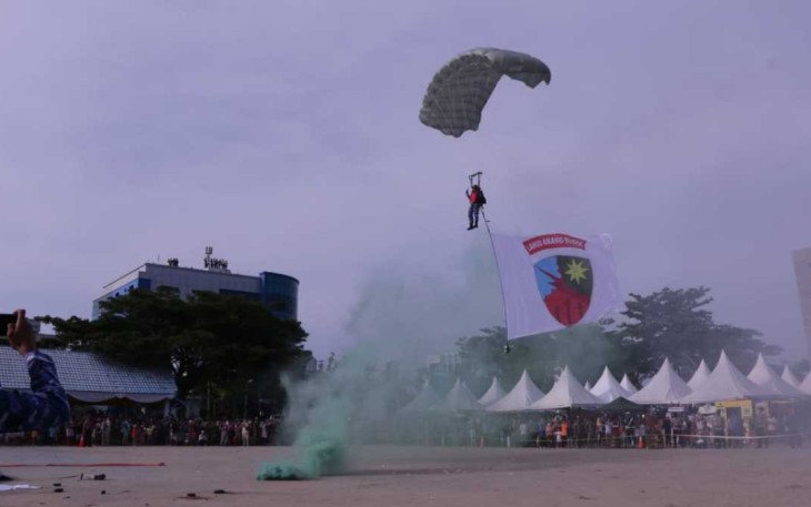 Terjung payung free fall meriahkan HUT ke 10 Provinsi Kaltara