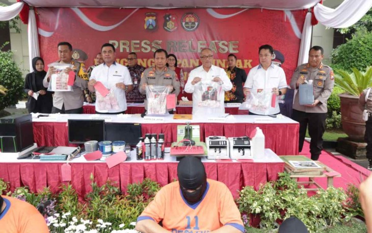 Kapolda Jatim Irjen Pol Toni Harmanto saat konferensi pers uang palsu