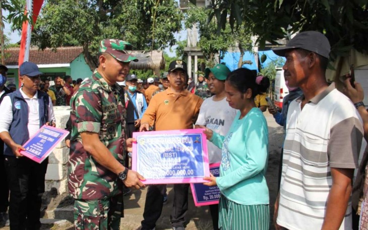 Dandim 0803/Madiun Letkol Inf Meina Helmi saat menyerahkan bantuan