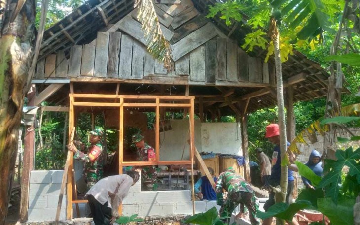 Kerja bakti perbaiki rumah warga binaan