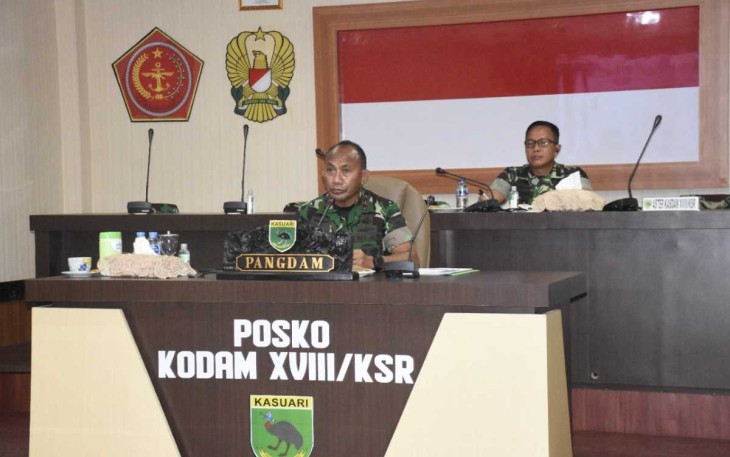Pangdam Kasuari Mayjen TNI Gabriel Lema saat vidcon bersama Kasad