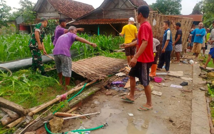 Berjibaku bantu bersihkan material rumah 