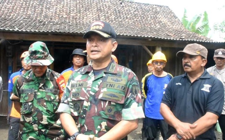 Dandim 0803/Madiun Letkol Inf Meina Helmi saat memberikan keterangan pers di lokasi bencana puting beliung 