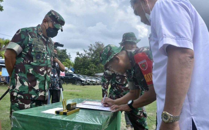 Penandatanganan berita acara penyerahan hasil TMMD 