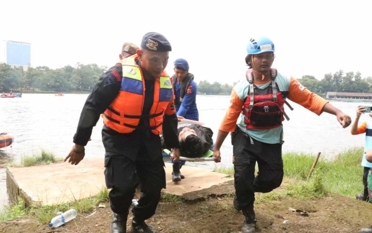 Tim gabungan mengevakuasi korban terdampak banjir saat Simulasi Penanganan Bencana Banjir di Danau Jambore, Depok, Jawa Barat, Rabu (9/11).