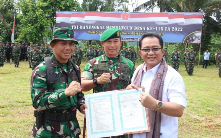 Danrem 062/Tn Kolonel Inf Asep Sukarna saat menyaksikan serah terima hasil pelaksanaan TMMD 