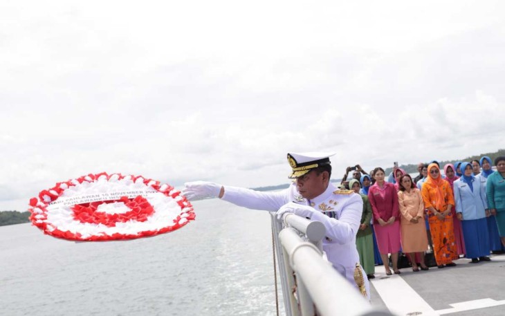 Pangkoarmada III Laksamana Muda TNI Irvansyah tabur bunga hari Pahlawan 