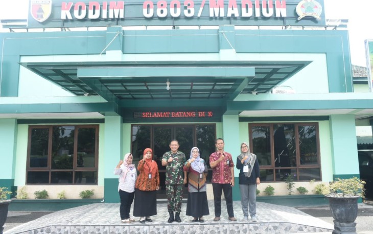 Dandim 0803/Madiun Letkol Inf Meina Helmi saat foto bersama