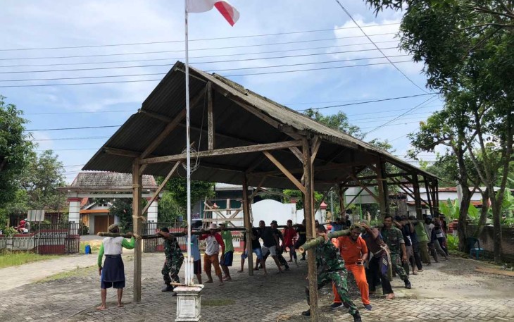 Gotong-royong angkat rumah bersama masyarakat 