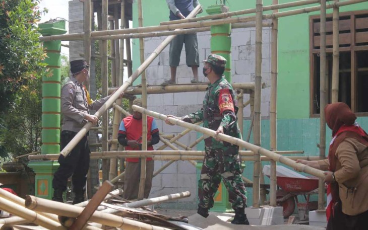 Karya bakti bantu rehab MIN Munawaroh