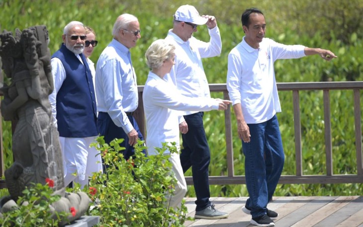 Presiden Joko Widodo (kanan) bersama pemimpin negara G20 dan organisasi internasional bersiap menanam mangrove dalam rangkaian kegiatan Konferensi Tingkat Tinggi (KTT) G20 di Taman Hutan Raya (Tahura) Ngurah Rai, Denpasar, Bali, Rabu (16/11/2022). ANTARA FOTO/Media Center G20 Indonesia/Galih Pradipta/nym.