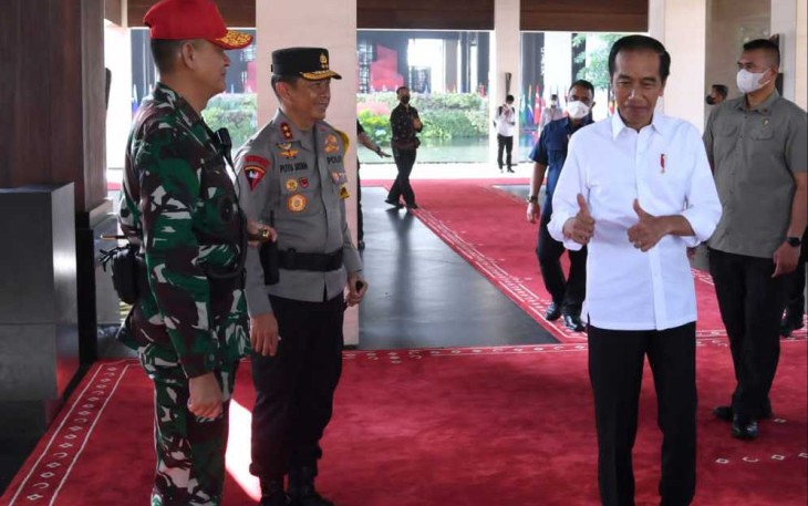 Presiden Jokowi memberikan jempol apresiasi pengamanan KTT G20 berjalan aman dan lancar