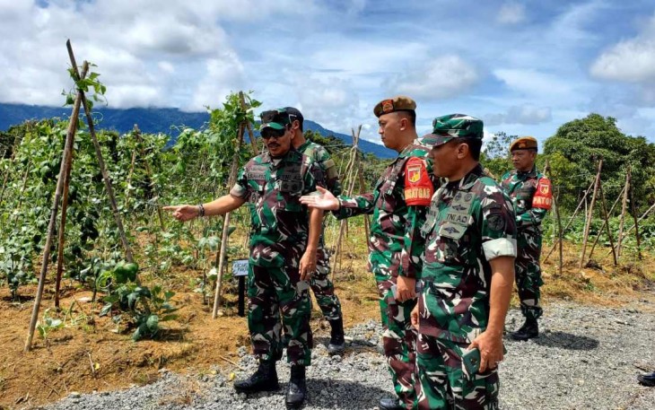Waasops Kasad saat mengunjungi Satgas Pamtas RI-Malaysia Yonarmed 19/105 Trk Bogani