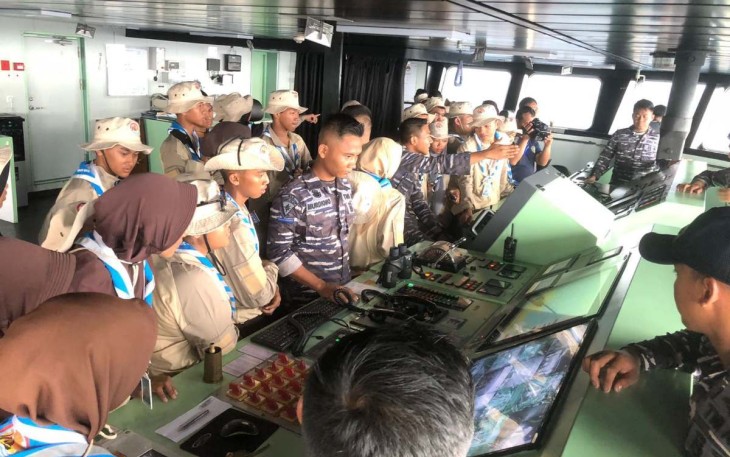 Edukasi Pramuka Saka Bahari Berkeliling KRI Teluk Palu