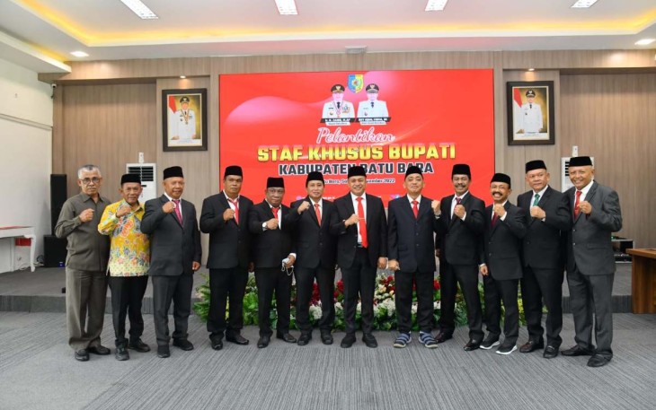 Foto bersama Bupati Zahir usai melantik 9 Stafsus