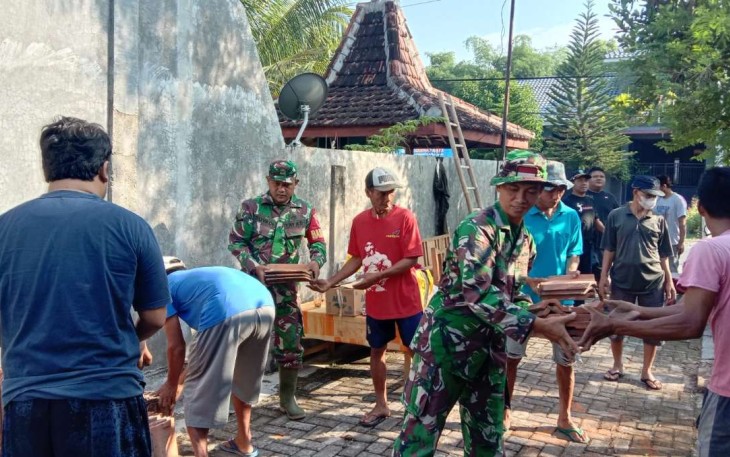 Gotong royong renovasi mushola