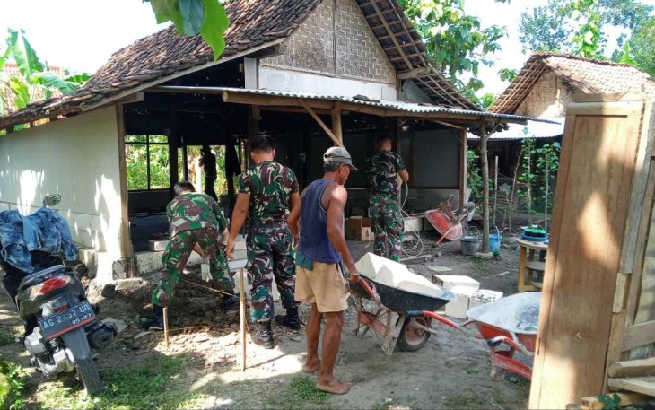 Gotong royong bangun rumah warga binaan 