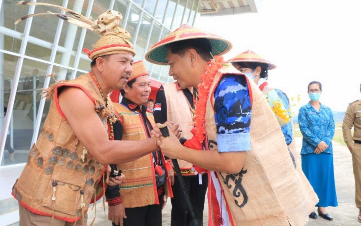 Danlanud Anang Busra Kolonel Pnb Toto Ginanto saat disambut tokoh di kecamatan Krayan
