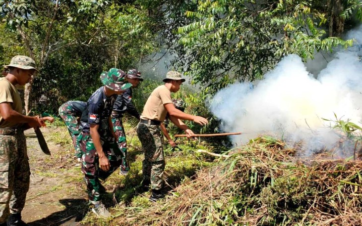 Karya bakti bersihkan lingkungan makam bersama TDM di perbatasan 