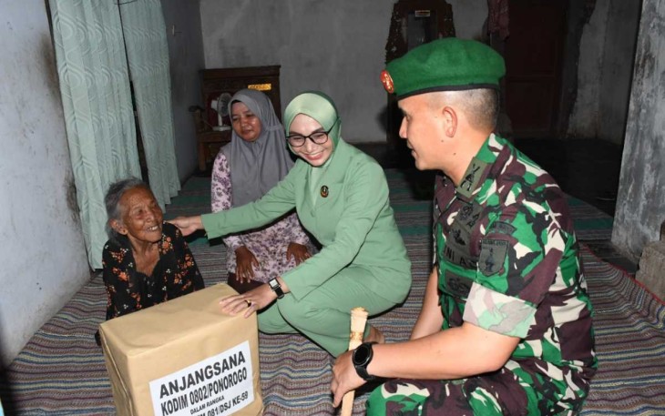 Dandim 0802/Ponorogo Letkol Inf Hirta Juni Adriansyah saat memberikan bantuan warga kurang mampu