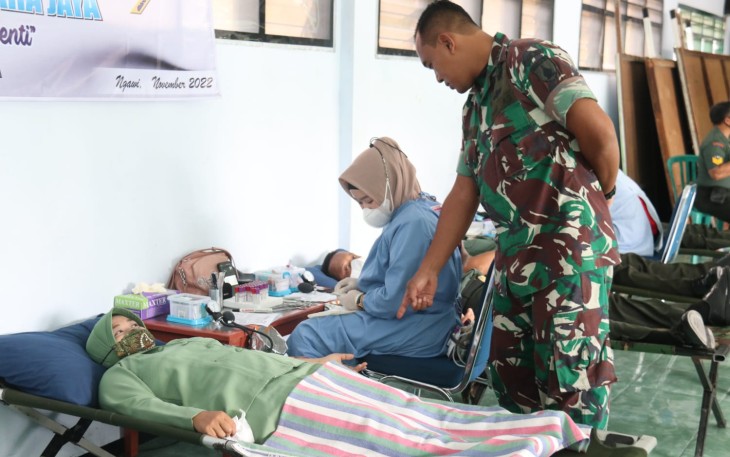 Dandim 0805/Ngawi Letkol Inf Adi Wirawan saat memantau pelaksanaan donor darah