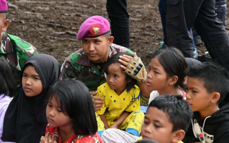 Tim Trauma Healing TNI AL bersama korban gempa Cianjur 