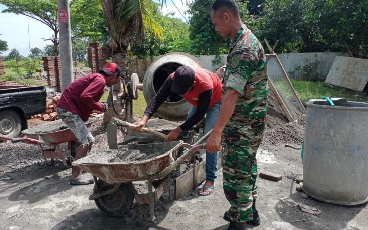 Gotong-royong bantu rehab rumah warga binaan 