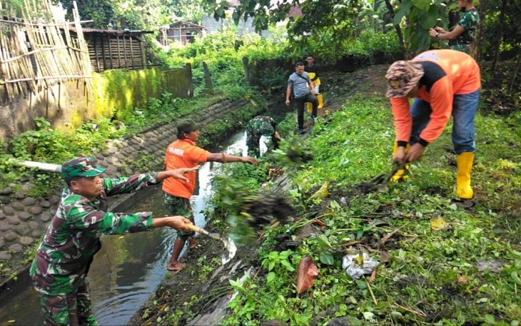Karya bakti bersihkan lingkungan 