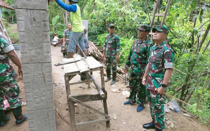 Dandim 0801/Pacitan Letkol Inf Roliyanto saat pengecekan RLTH program Kasad di dusun Sinoman desa Jatimalang Kecamatan Arjosari. Senin (28/11)