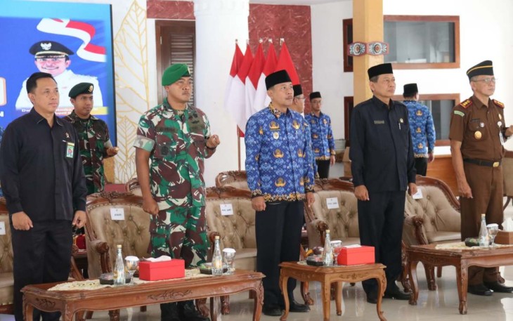 Dandim 0805/Ngawi Letkol Inf Adi Wirawan saat upacara HUT Korpri Tingkat Kabupaten Secara Virtual  