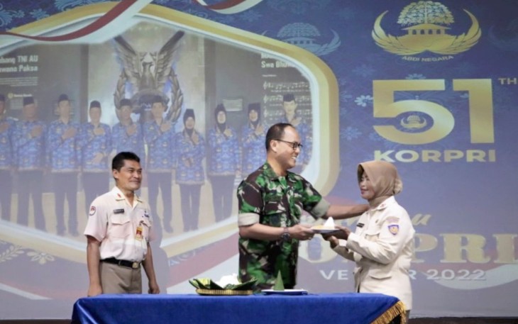 Kamuspusdirla Kolonel Sus Yuto Nugroho memberikan ucapan selamat anggotanya di HUT Korpri Ke-51 