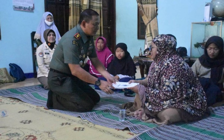 Dandim 0803/Madiun Letkol Inf Meina Helmi saat takziah di rumah duka