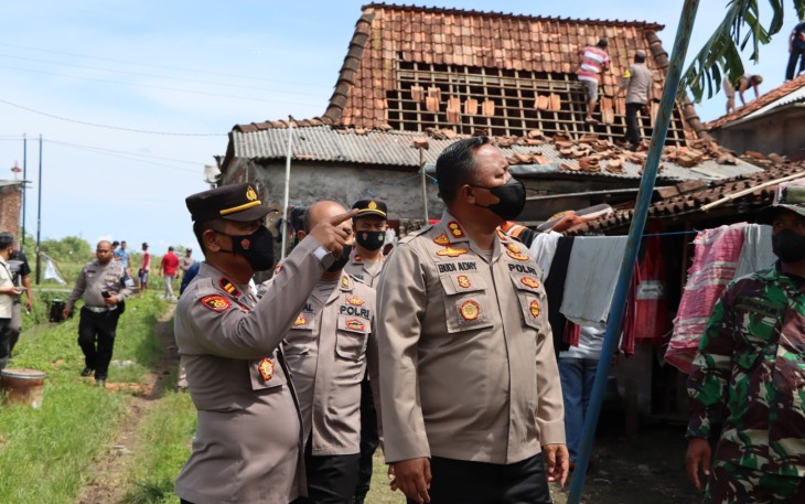 Kapolres Demak AKBP Budi Adhy Buono saat meninjau lokasi angin puting beliung di Dukuh Turus, Rabu (30/11)