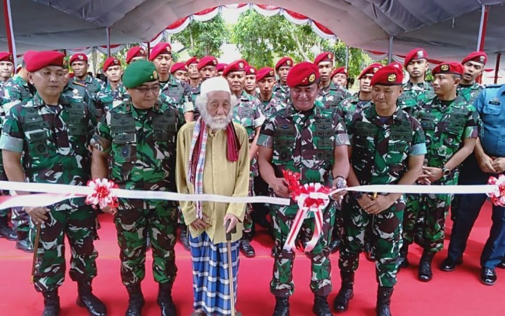 Danjen Kopassus Mayjen TNI Iwan Setiawan saat meresmikan Masjid Al Aziz di Batalyon 12 Group 1 Kopassus Serang Banten. Rabu (30/11)