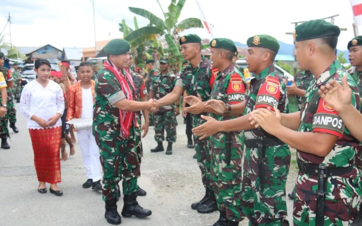 Pangdiv 2 Kostrad Mayjen TNI Syafrial saat mengunjungi Satgas Yonarmed 1 Kostrad, Kamis (1/12)