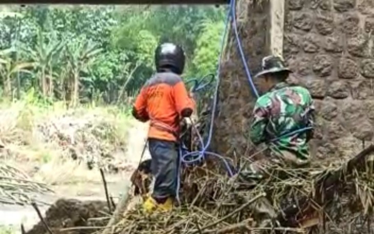 Pembersihan aliran sungai dari sampah