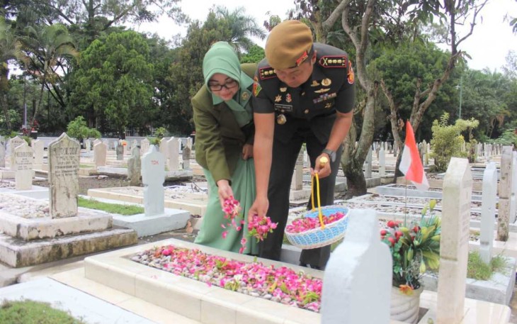 Danmenarmed 2 Kostrad Kolonel Arm Rizal Analdie tabur bunga di TMP Untung Suropati, Kamis (1/12)