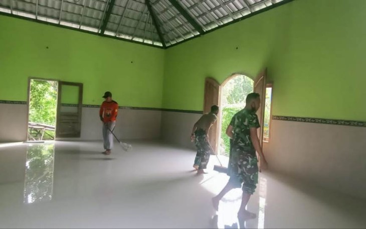 Bersihkan rumah ibadah bersama warga binaan